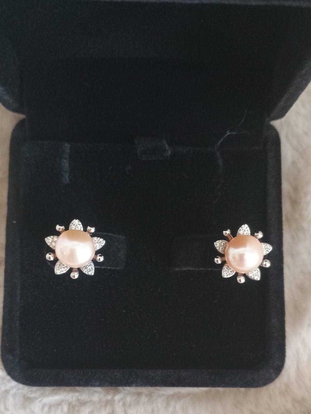 LOW START!!! New Genuine Pearl Stud Earrings In a Beautiful Cream Color - Picture 3 of 3